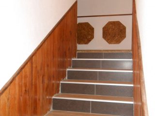 escalier : décoration mélangée, lambris,carrelage